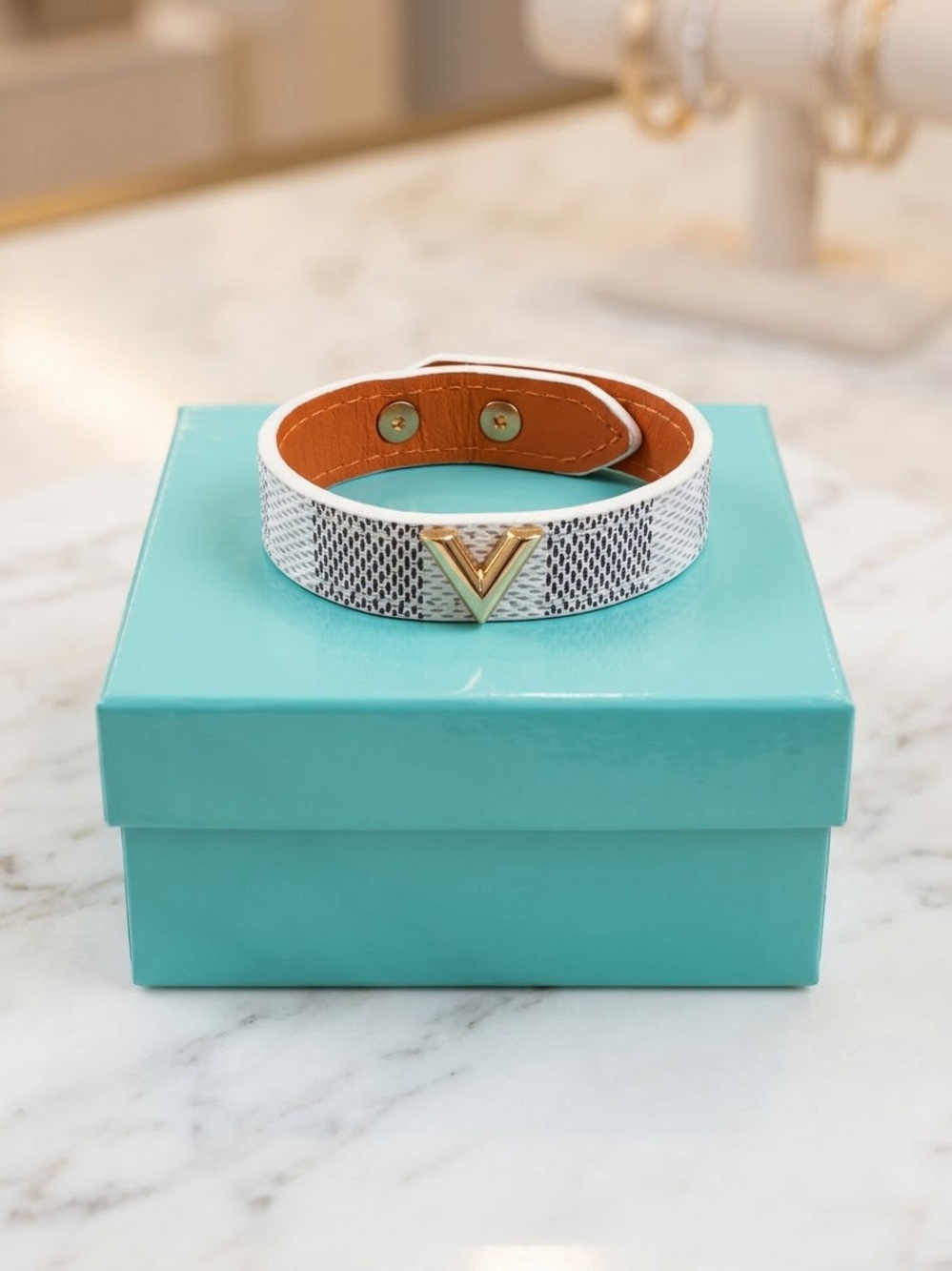NWOT Unbranded White Geometric Patterned V Hardware Leather Cuff Bracelet